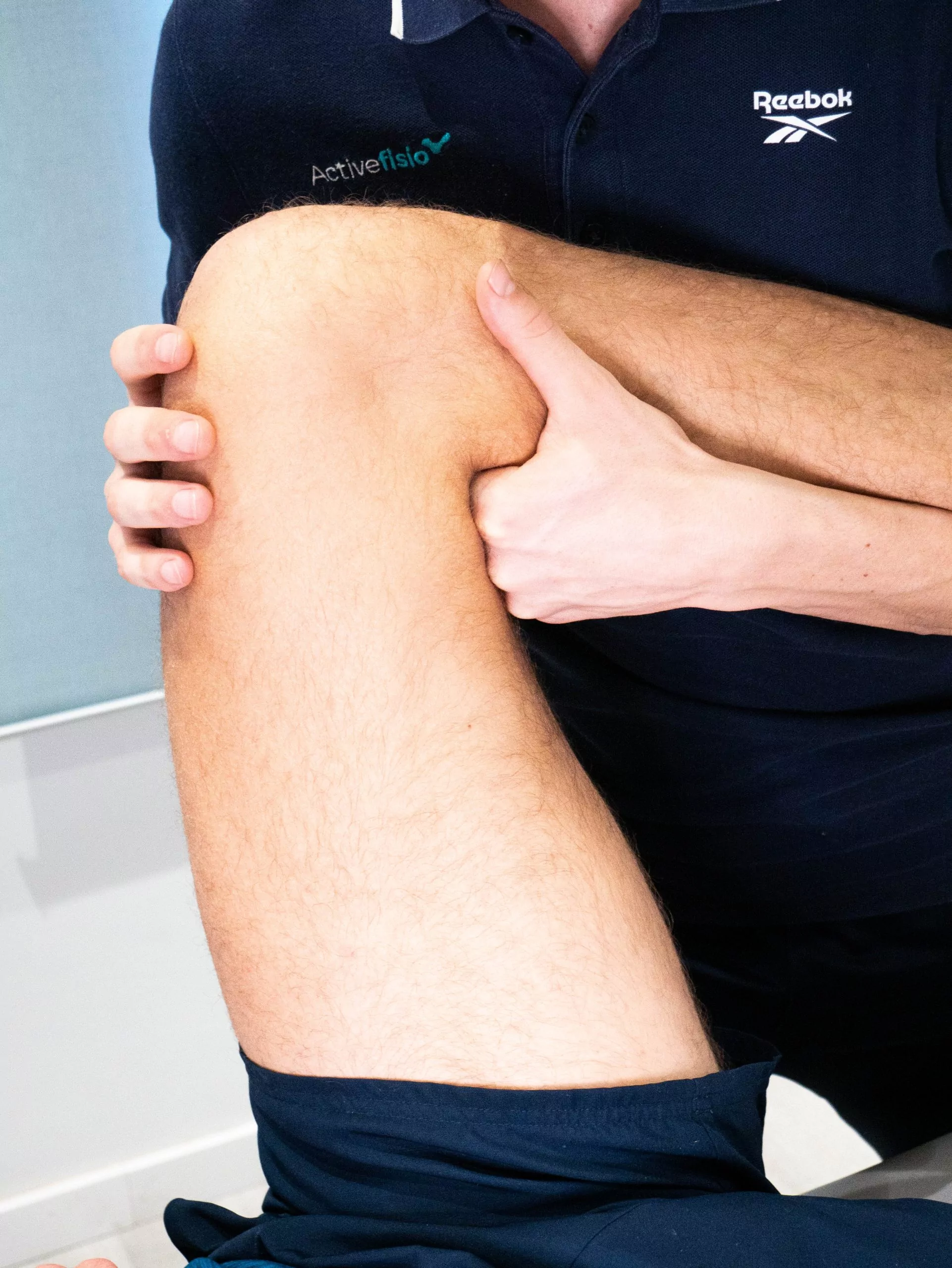 rehabilitación terapia manual en la rodilla